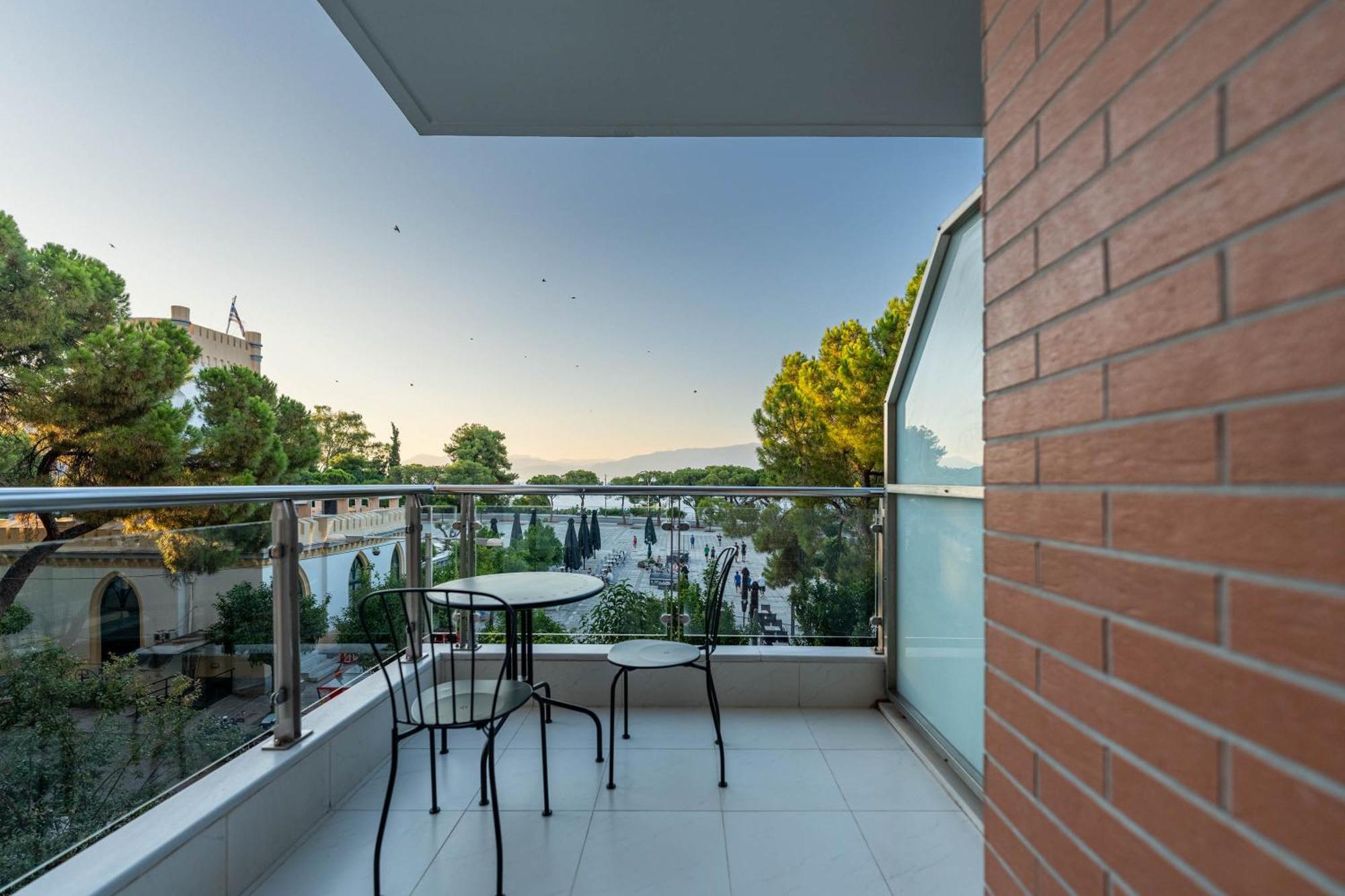 Byron Luxury Apartments Aigio Exterior photo